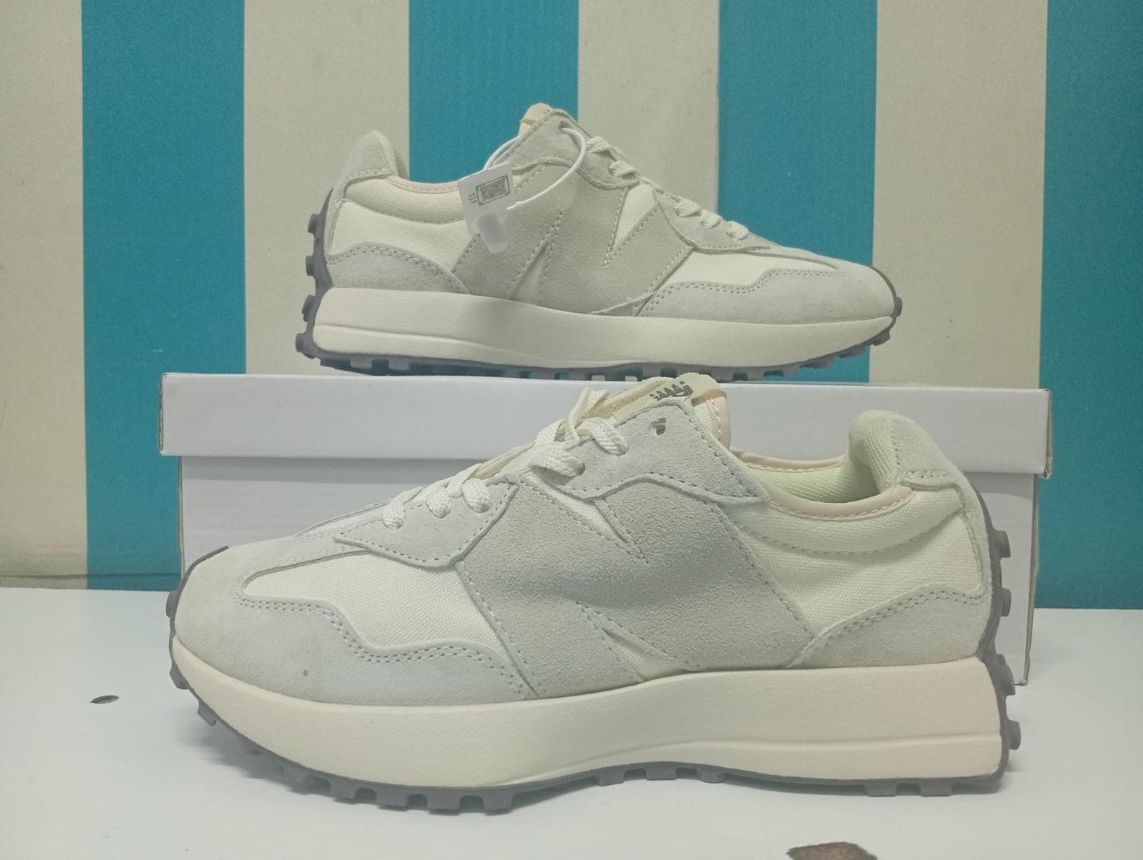New Balance 327 Ivory